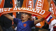 Malý fanouek nizozemského fotbalu bhem utkání s Islandem