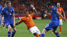 Nizozemský fotbalista Memphis Depay (v oranovém) se neprosadil pes islandský...