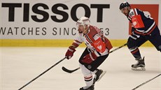 Milan Mikulík (vlevo) z Grodna uniká Romanu Szturcovi z Vítkovic.