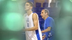 �eský rozehráva� Tomá� Satoranský /vlevo) a trenér Ronen Ginzburg b�hem...