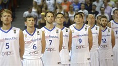 Čeští basketbalisté poslouchají hymnu před utkáním s Japonskem.