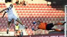 Branká� Jaromír Bla�ek (vpravo) se rozlou�il s fotbalovou kariérou exhibicí na...