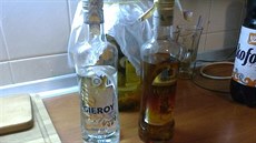 Policisté na míst� zajistili n�kolik lahví tvrdého alkoholu.