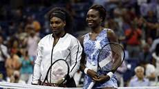 SESTERSKÁ FOTOGRAFIE. Serena (vlevo) a Venus Williamsovy pózují fotografům před...