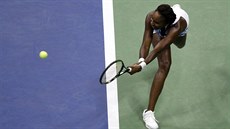 Venus Williamsová se natahuje po bekhendu ve tvrtfinále US Open proti své...