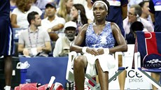 Venus Williamsová odpoívá bhem tvrtfinále US Open se sestrou Serenou