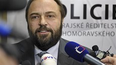 Na svou práci má v�t�inou Lud�k Blahák více klidu. Nyní se s kolegy...