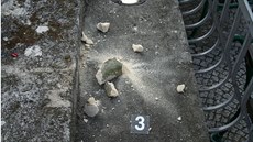 Cizinci pokodili kamenný erb a také ulomili mdnou svatozá ze Sousoí...