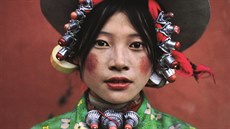 Barevná vesnická dívka na venkovském koňském festivalu ve východním Tibetu