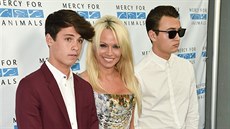 Pamela Andersonová a její synové Dylan Jagger Lee a Brandon Thomas Lee (Culver...