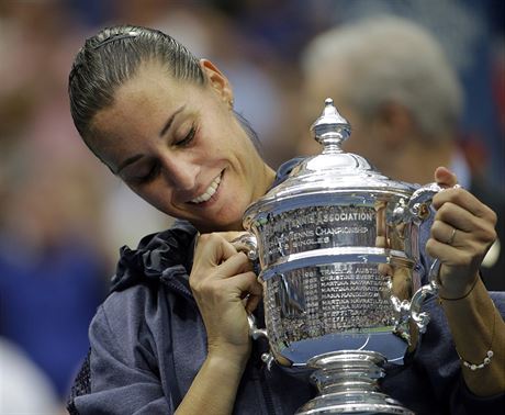 Italská tenistka Flavia Pennettaová si prohlíí trofej pro vítzku US Open.
