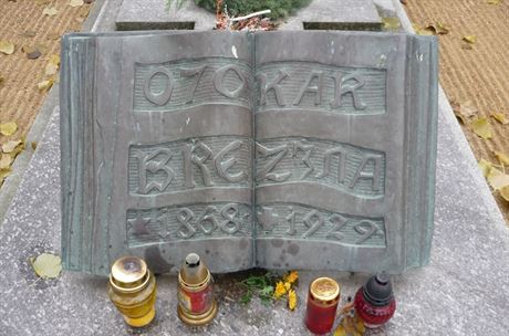 Bronzová kniha zmizela z hrobu významného básníka Otokara Beziny v záí roku...