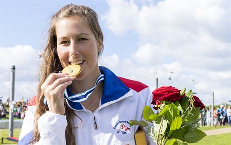 Kateina Kudjov se zlatou medail na mistrovstv svta ve vodnm slalomu v...