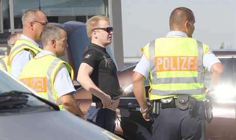 Nkolik kilometr od hranice kontrolují nmetí policisté auta. Zamují se...