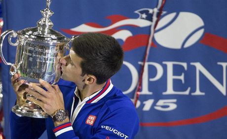 VÍTZNÝ POLIBEK. Srbský tenista Novak Djokovi líbá pohár pro vítze US Open.