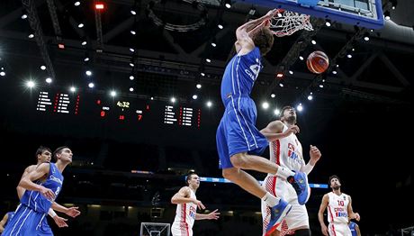 eský basketbalista Jan Veselý zasmeoval, Ante Tomi z Chorvatska ho neubránil.