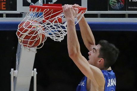 esk basketbalista Tom Satoransk smeuje do chorvatskho koe.