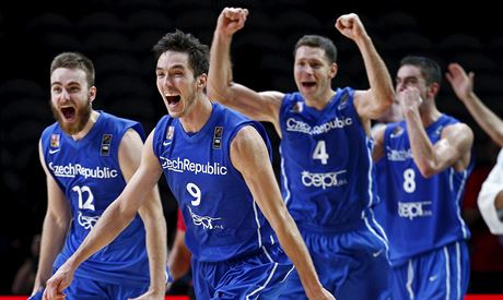 etí basketbalisté slaví na mistrovství Evropy postup do olympijské kvalifikace.