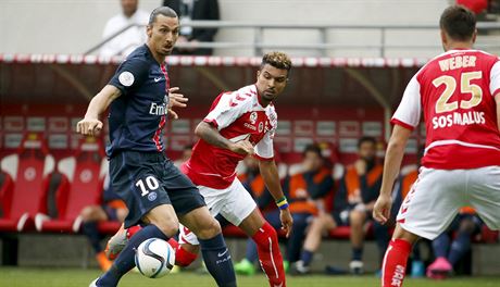 Zlatan Ibrahimovic (vlevo) z Paris St. Germain svádí souboj o balón s...