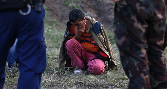 Zadrený uprchlík na srbsko-maarské hranici (14. záí 2015)