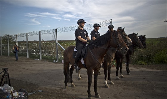 Maartí policisté na srbské hranici (14. záí 2015)