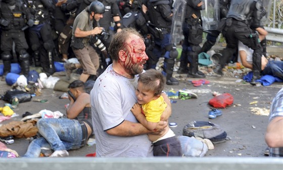 Pi stedeních potykách mezi migranty a maarskou policií na pechodu Horgo...