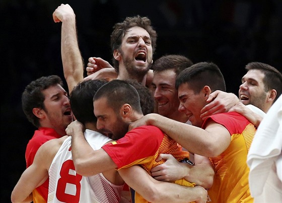 panltí basketbalisté slaví postup do semifinále ME, z klubíka vynívá hlava...