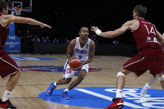 Francouzský basketbalista Tony Parker se chystá na stelu v utkání s Lotyskem