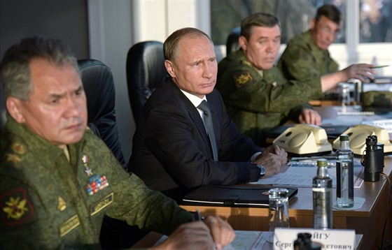 Ruský prezident Vladimir Putin a ruský ministr obrany Sergej ojgu (vlevo)...