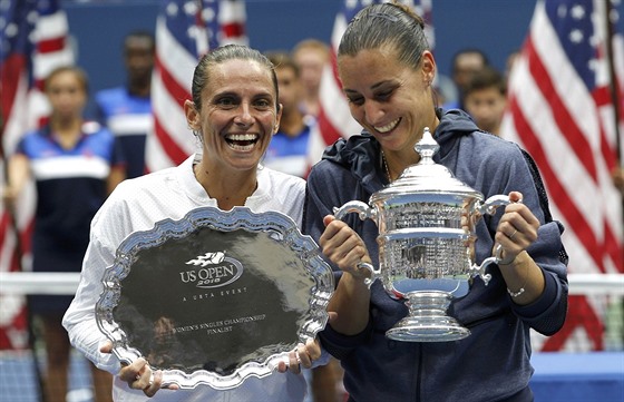 Italské tenistky Roberta Vinciová (vlevo) a Flavia Pennettaová se pi...