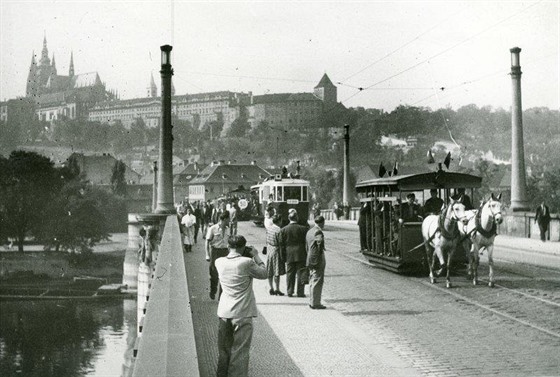 Vz íslo 90. Letní otevený vz konspené tramvaje v prvodu tramvajových...