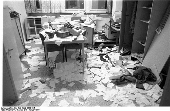 Centrála Stasi poté, co do ní vnikl protestující dav, Berlín 15.1.1990