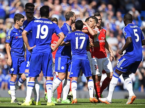 EMOCE. Zápasy Chelsea s Arsenalem bývají vyhecované, naposledy dohrávali hosté na Stamford Bridge bez dvou vylouených fotbalist. 