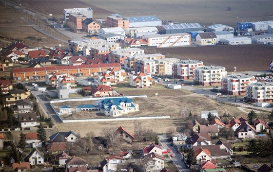 Na snímku Jesenice z roku 2009 je patrná pekotná bytová a prmyslová výstavba...