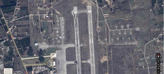 Takto bylo letiště u Latakíje známo dosud. Nevypadalo to na moc stavebních...