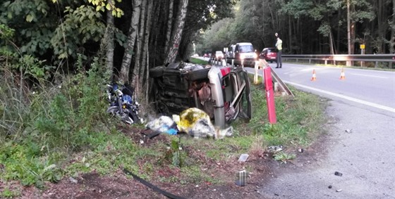 Tragická nehoda motocyklu a osobního auta u Rodvínova na Jindichohradecku.