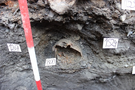 Odkrytý hrob z 15. století, odborníci předpokládají, že ostatky (na snímku...