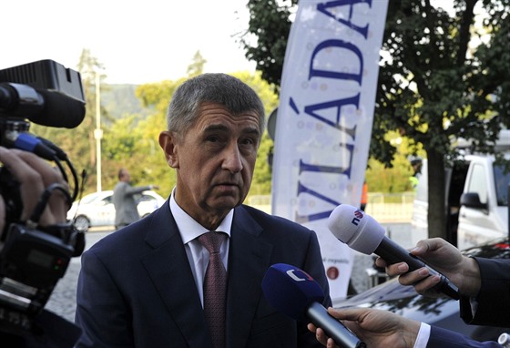 Ministr financí Andrej Babiš hovoří 14. září s novináři před zasedáním vlády v...