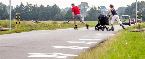 Pohyb cyklistů a bruslařů na rušné silnici by měl být bezpečnější.