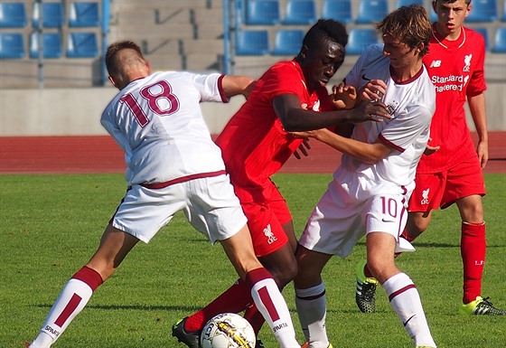 Talent Bobby Adekanye z Liverpool FC se prodírá mezi sparany.