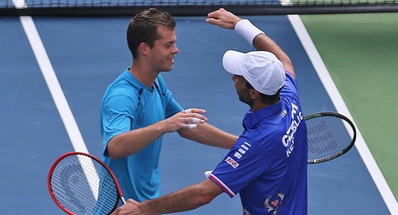 VÍTZNÉ OBJETÍ. Adam Pavlásek (vlevo) a Radek tpánek v barái Davis Cupu v...