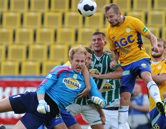 Branká Zdenk Zlámal z Bohemians se snaí vstelit gól Teplicím, které ho vak...