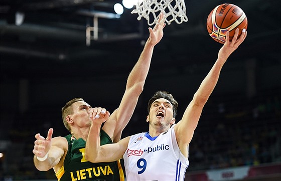 eský basketbalista Jií Welsch (vpravo) zakonuje na litevský ko.