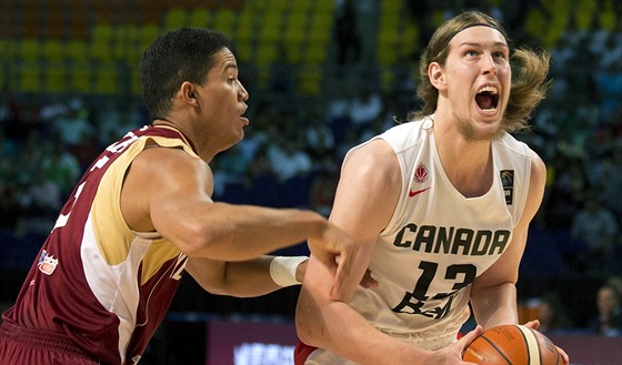 Kelly Olynyk (vpravo) z Kanady atakuje venezuelský ko, brání ho Windi Graterol.