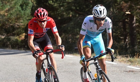 Fabio Aru (vpravo) a Tom Dumoulin se petahují o prvenství na Vuelt.