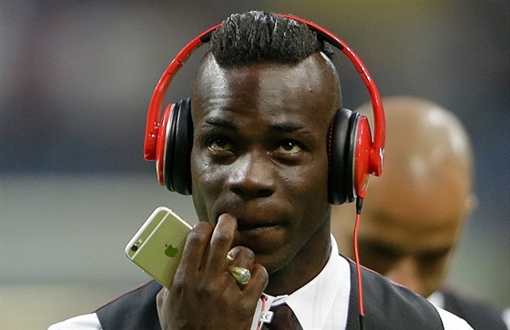 CO JSEM TO ZASE PROVEDL. Mario Balotelli si znovu zkomplikoval fotbalový ivot poté, co ho fotografové naapali s cigaretou.