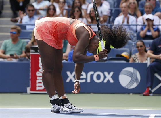 TO SE NEPOVEDLO. Serena Williamsová sklání hlavu po jedné z nepovedených výmn...
