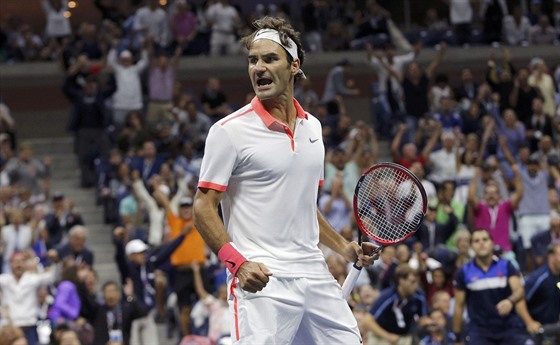 POZOR NA M. Roger Federer slaví zisk druhého setu ve finále US Open.