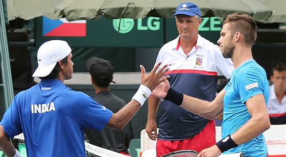 Somdev Devvarman (vlevo) porazil Jiího Veselého v barái Davis Cupu.