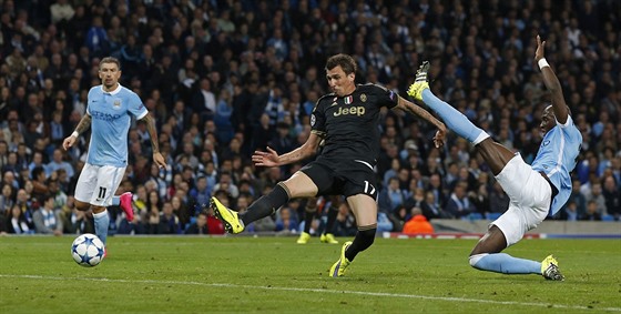 VYROVNÁNÍ. Mario Manduki z Juventusu posílá mí do brány Manchesteru City.